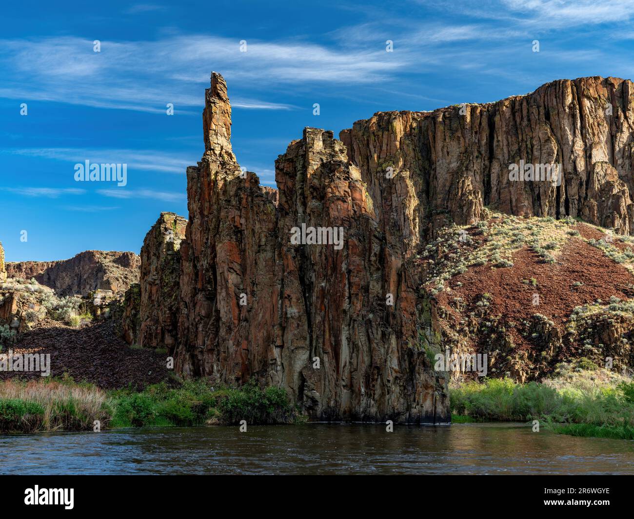 Formations rocheuses de la rivière Owyhee avec ciel bleu au-dessus Banque D'Images