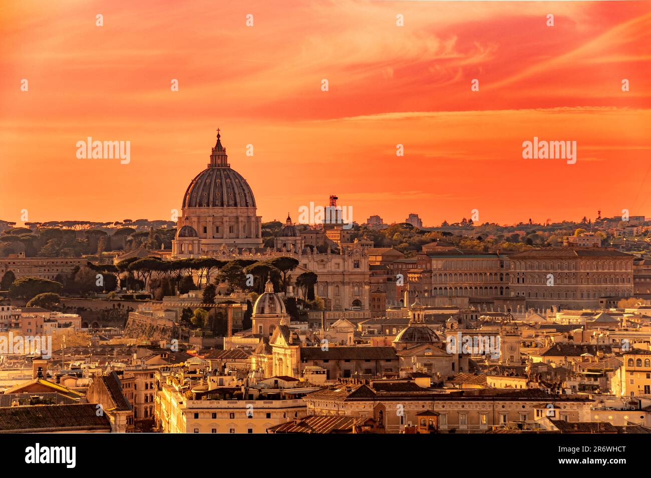 Le dôme de la basilique Saint-Pierre au coucher du soleil, Rome, Italie Banque D'Images