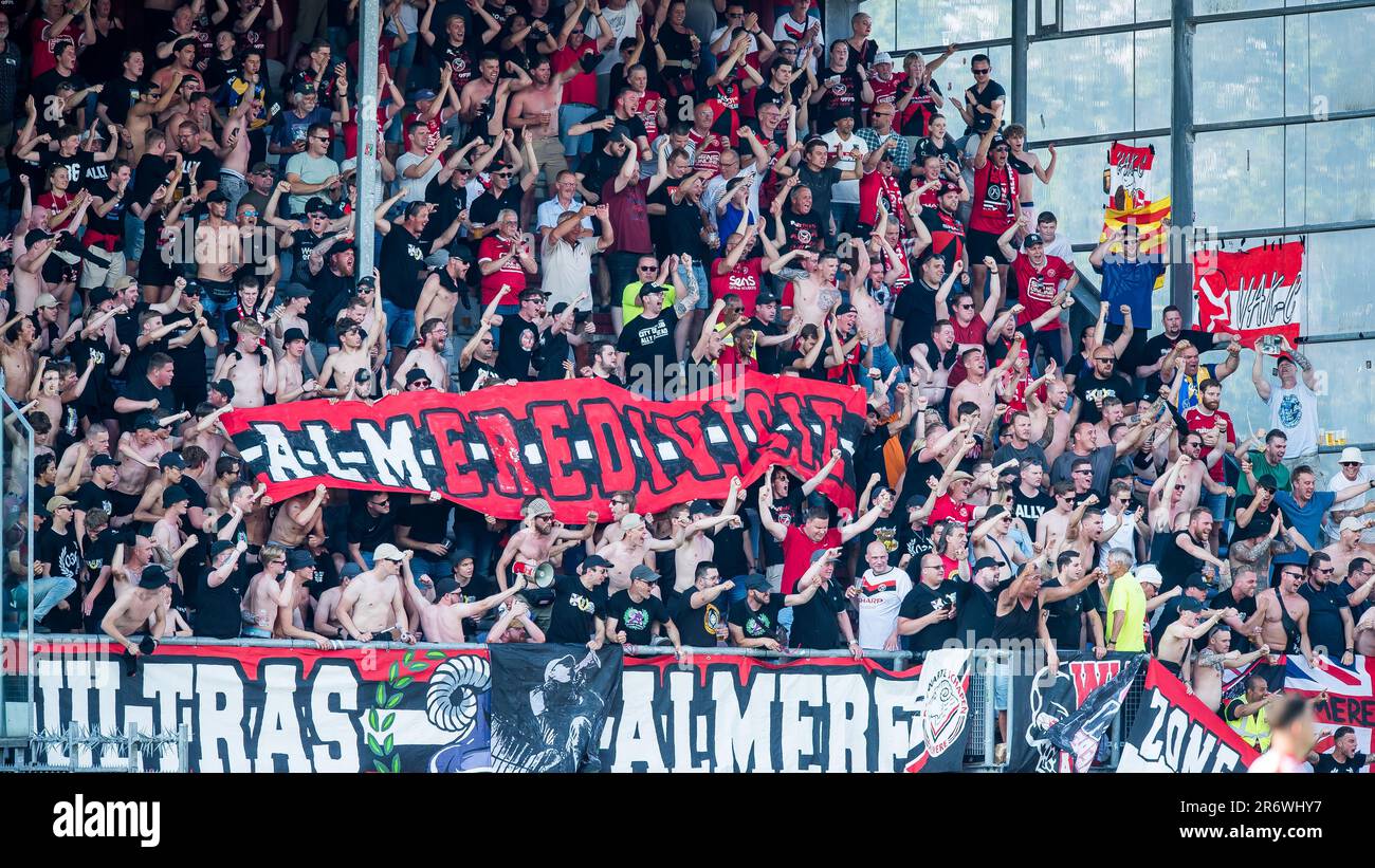 EMMEN - Almere City FC Supporters avec une bannière “almeredivisie” pendant le match de promotion/relégation du jeu entre le FC Emmen et le FC Almere City à de Oude Meerdijk on 11 juin 2023 à Emmen, pays-Bas. ANP COR LASKER Banque D'Images