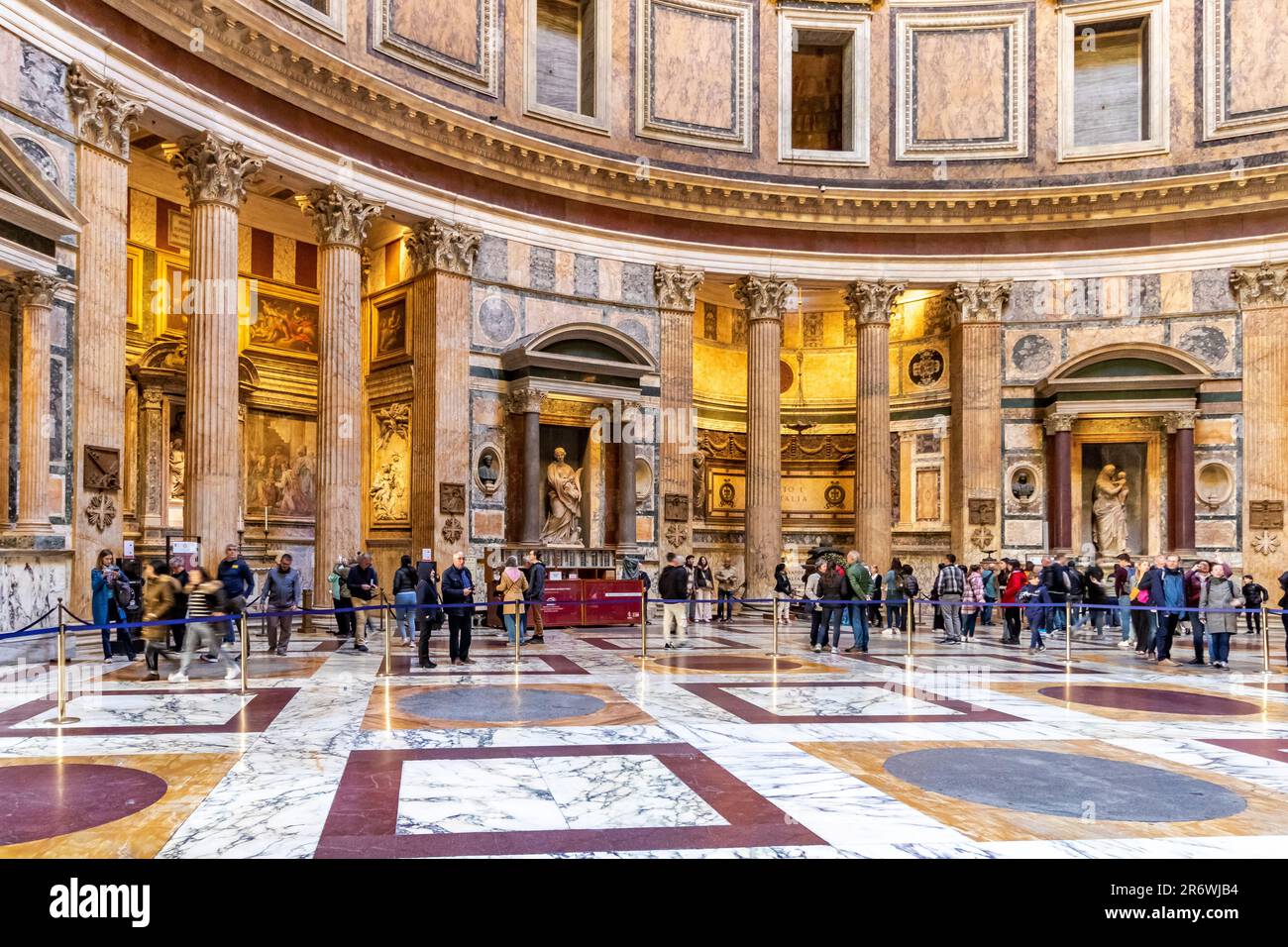 Personnes visitant la basilique de Santa Maria et Martyre à l'intérieur du Panthéon, Rome, Italie Banque D'Images