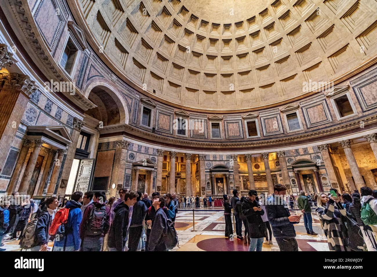 Personnes visitant la basilique de Santa Maria et Martyre à l'intérieur du Panthéon, Rome, Italie Banque D'Images