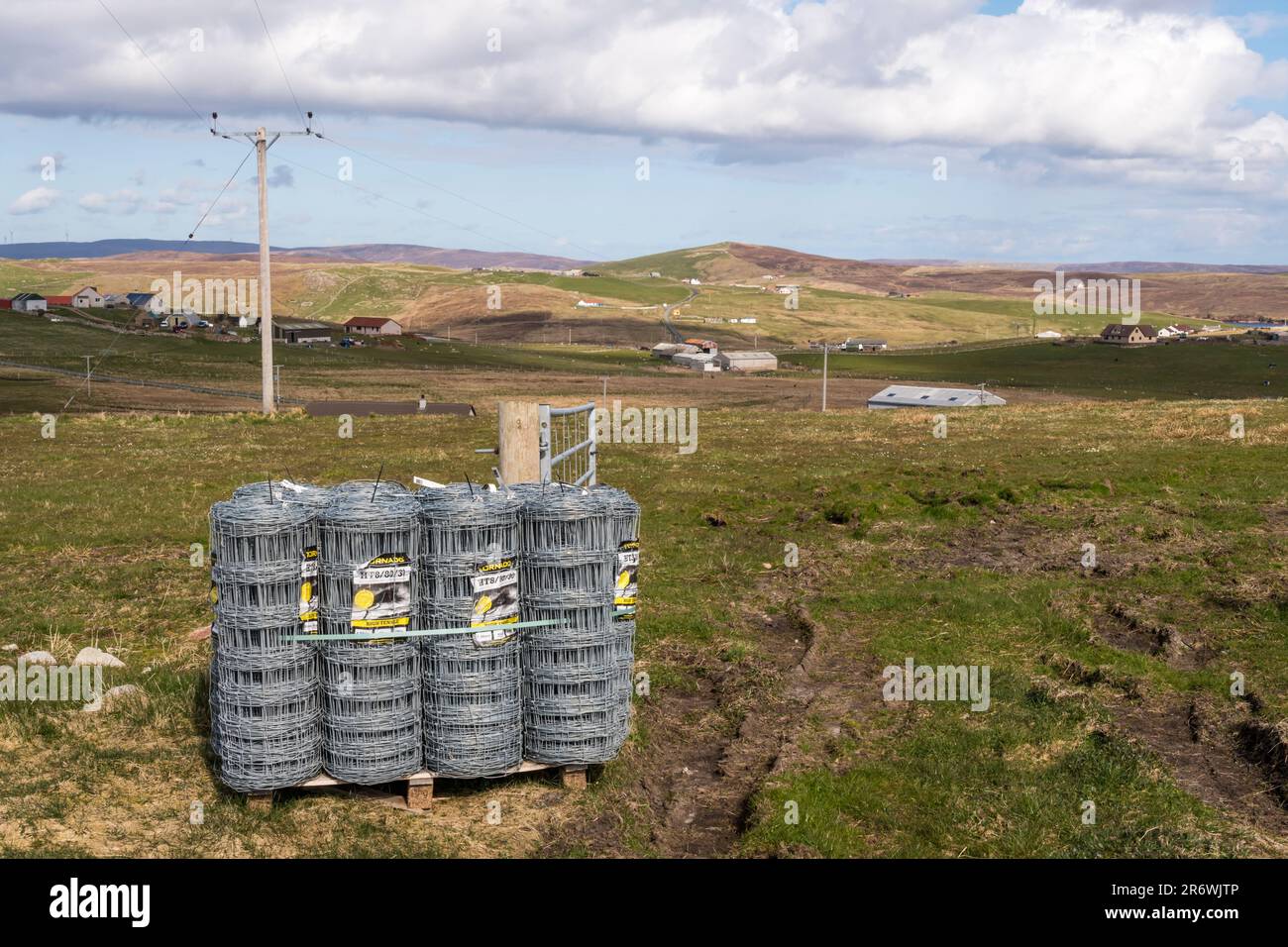 Une palette contenant des clôtures haute résistance à la traction en fil métallique, en attente d'installation sur une ferme Shetland. Banque D'Images