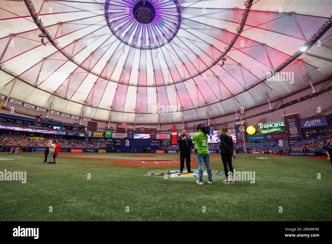 St. Petersburg, FL USA; Une vue générale du terrain pendant le chant de l'hymne national pendant un match MLB entre les Tampa Bay Rays et le te Banque D'Images