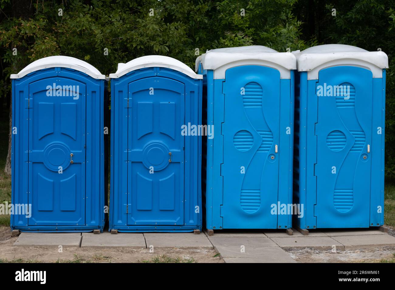 photo des toilettes publiques bleues à l'extérieur Banque D'Images