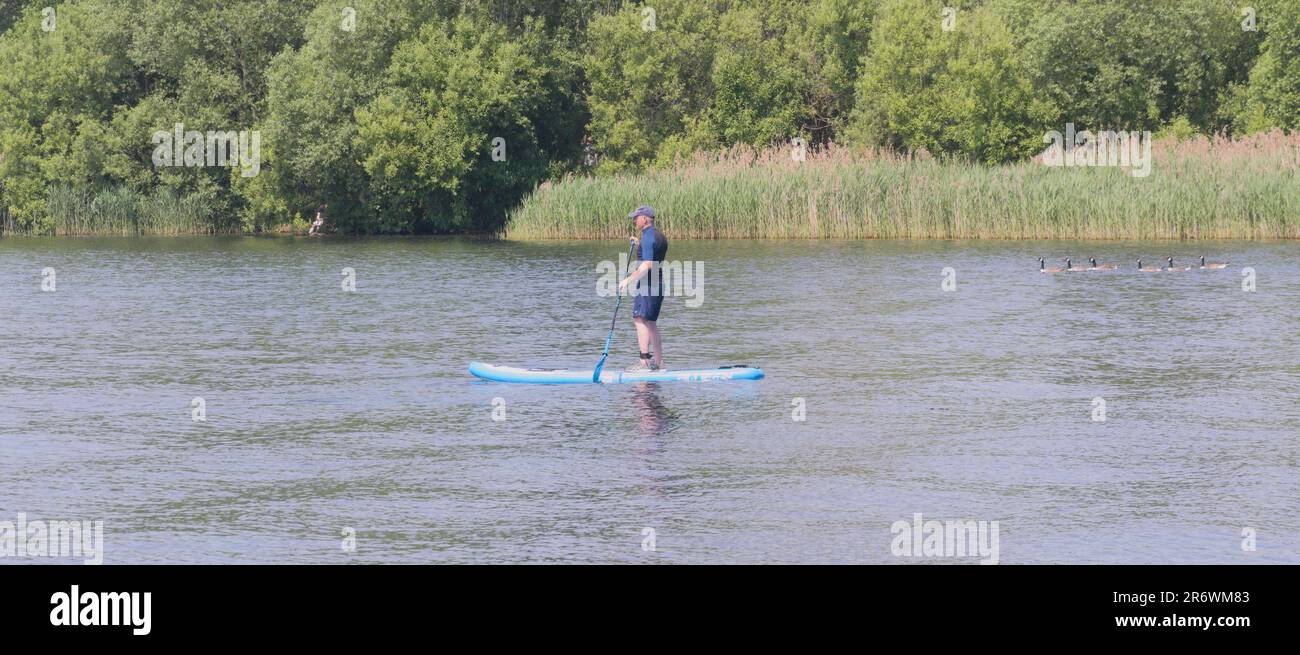 Vente Water Park, Trafford, Greater Manchester, homme paddle board sur le lac Banque D'Images