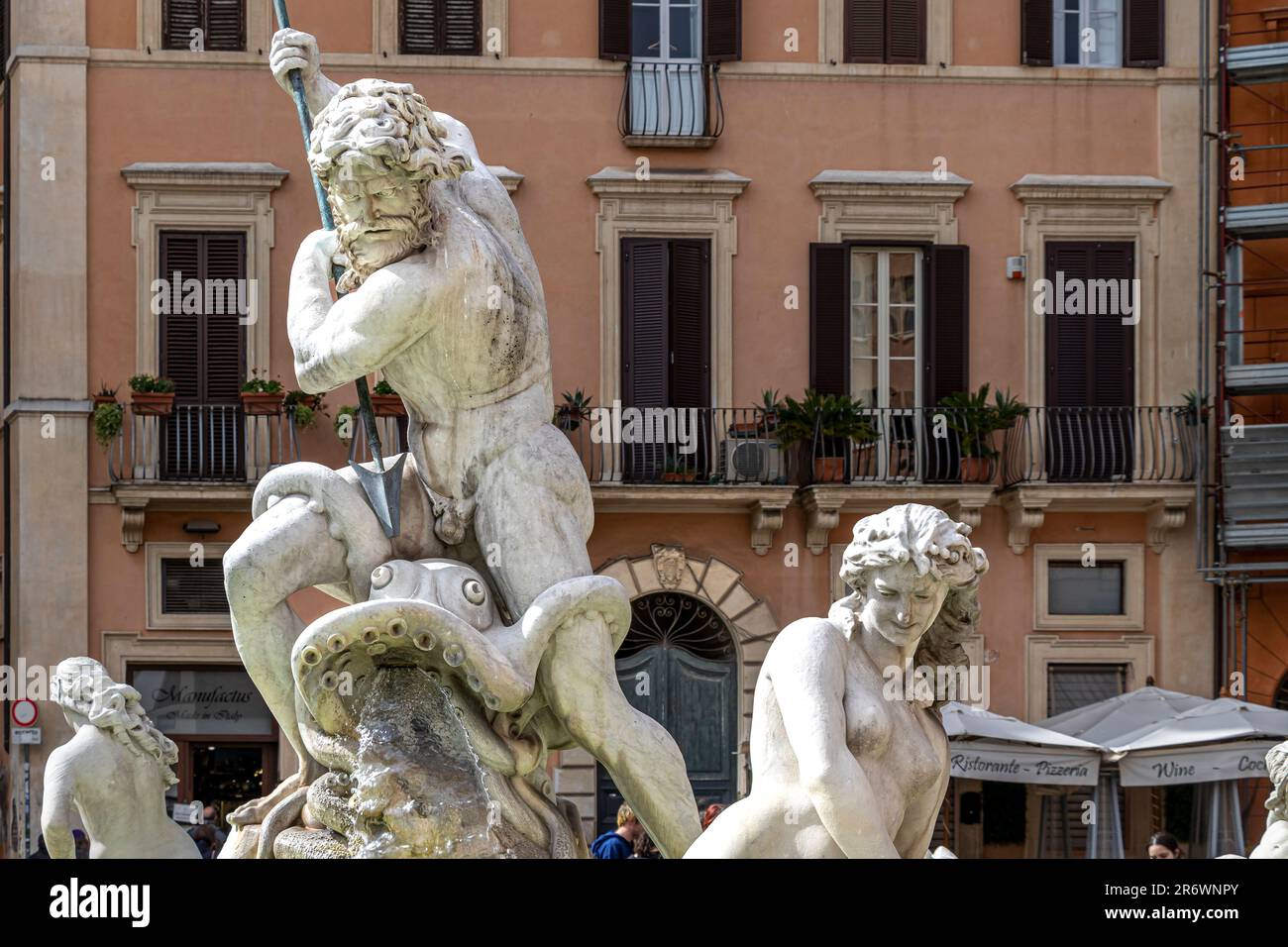 Vue rapprochée de Fontana del Nettuno ou de la fontaine Neptune située à l'extrémité nord de la Piazza Navona, Rome, Italie Banque D'Images