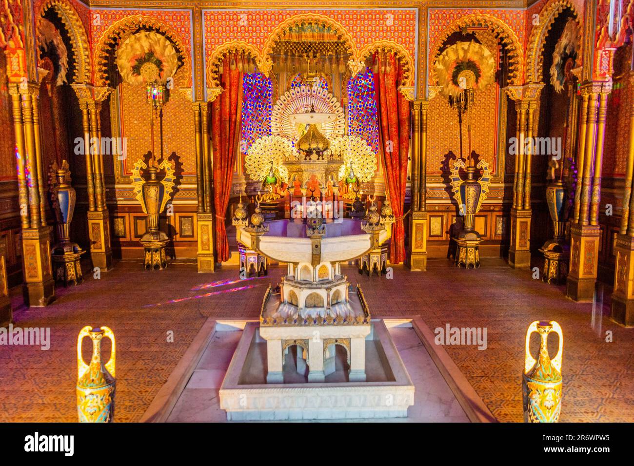 LINDERHOF, ALLEMAGNE - 4 SEPTEMBRE 2019 : intérieur d'un kiosque mauresque sur le terrain du palais de Linderhof, État de Bavière, Allemagne. Banque D'Images