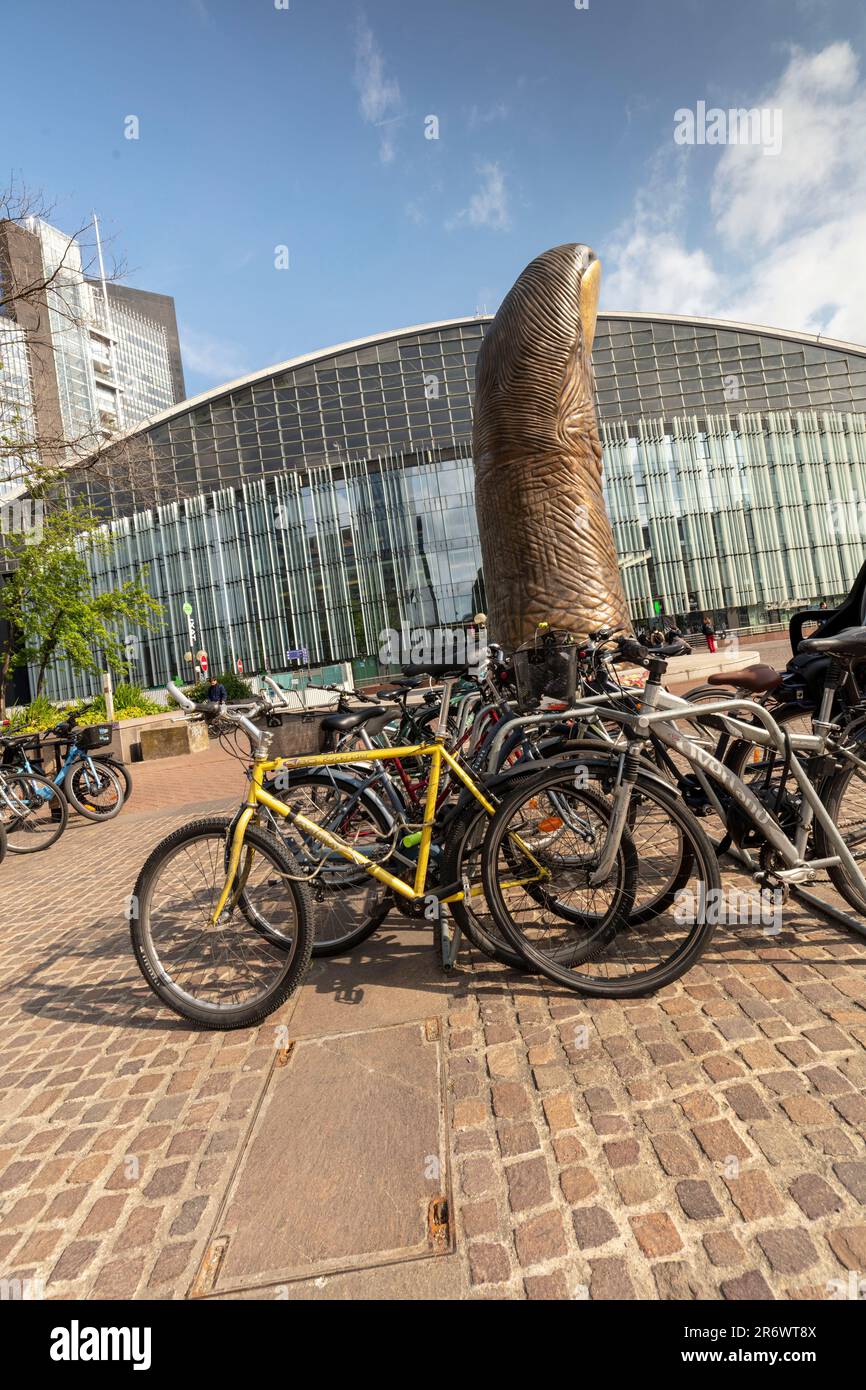 Vélos écologiques à Paris avec le pouce géant à la Défense au milieu du sol et architecture moderne derrière en fin d'après-midi soleil Banque D'Images