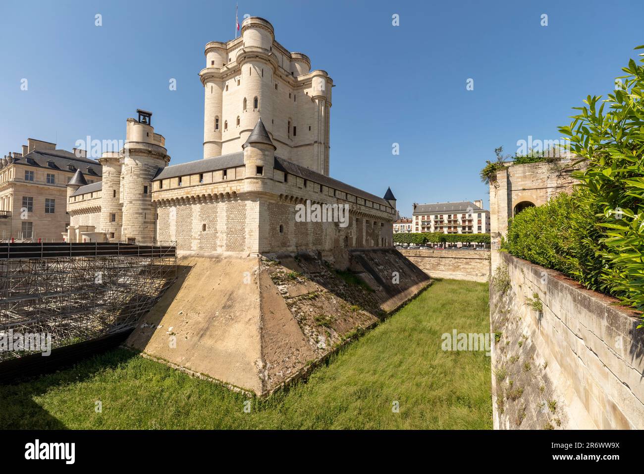 Etude architecturale haute résolution du Donjon dans le domaine du Château de Vincennes, Paris, France sous un soleil d'été Banque D'Images