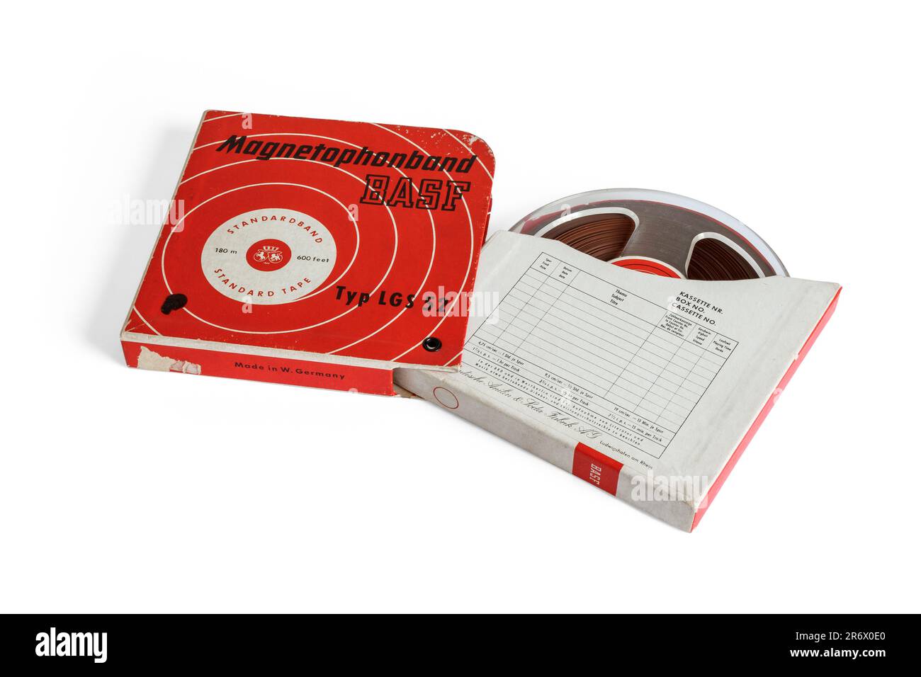 Un rouleau de bande d'enregistrement audio standard BASF Magnetophonband, type LGS 52, isolé sur fond blanc, Royaume-Uni Banque D'Images