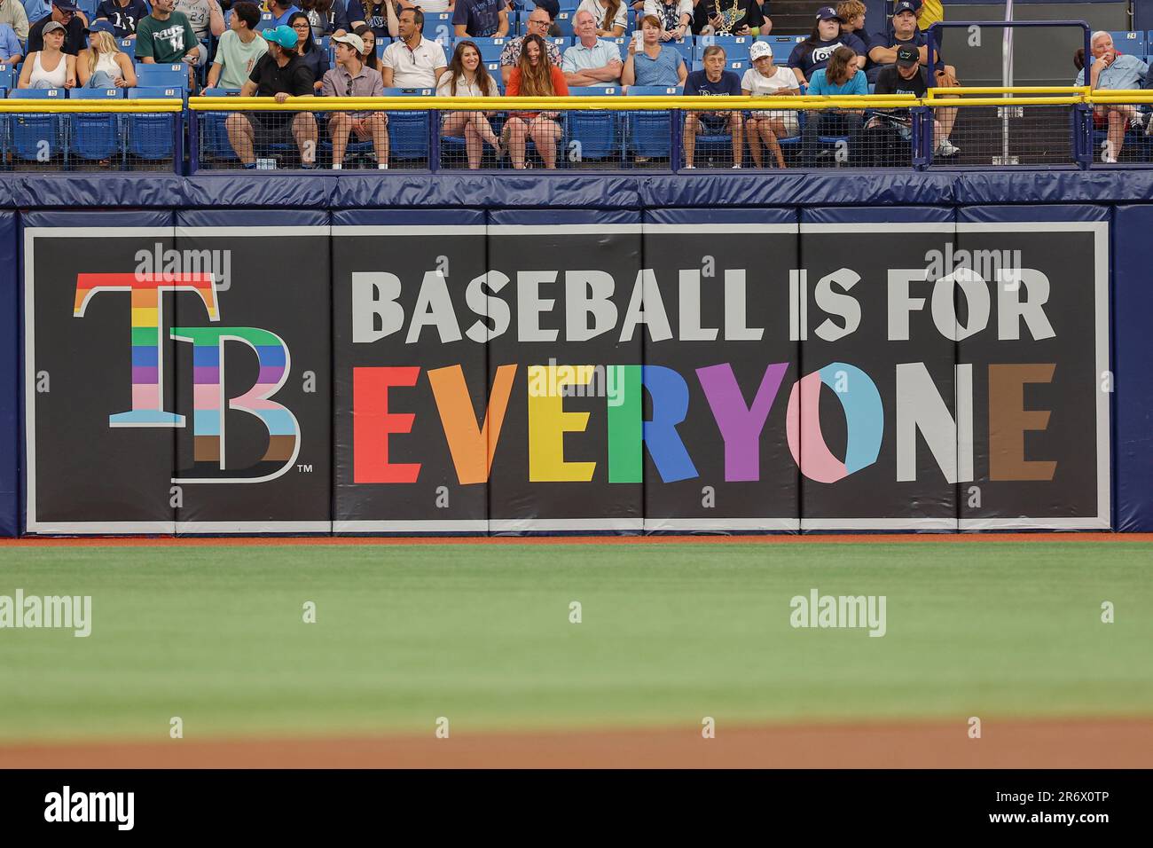 St. Petersburg, FL USA ; Un nouveau panneau de champ honorant Pride Month est affiché dans le champ central droit pendant un match MLB entre les Tampa Bay Rays et le Banque D'Images