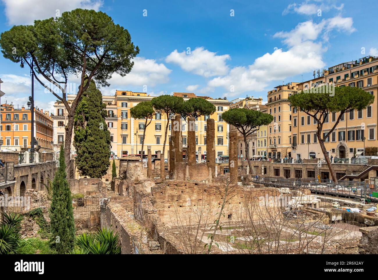 Largo di Torre Argentina est une place avec quatre temples républicains romains et les vestiges du théâtre Pompey, Rome, Italie Banque D'Images