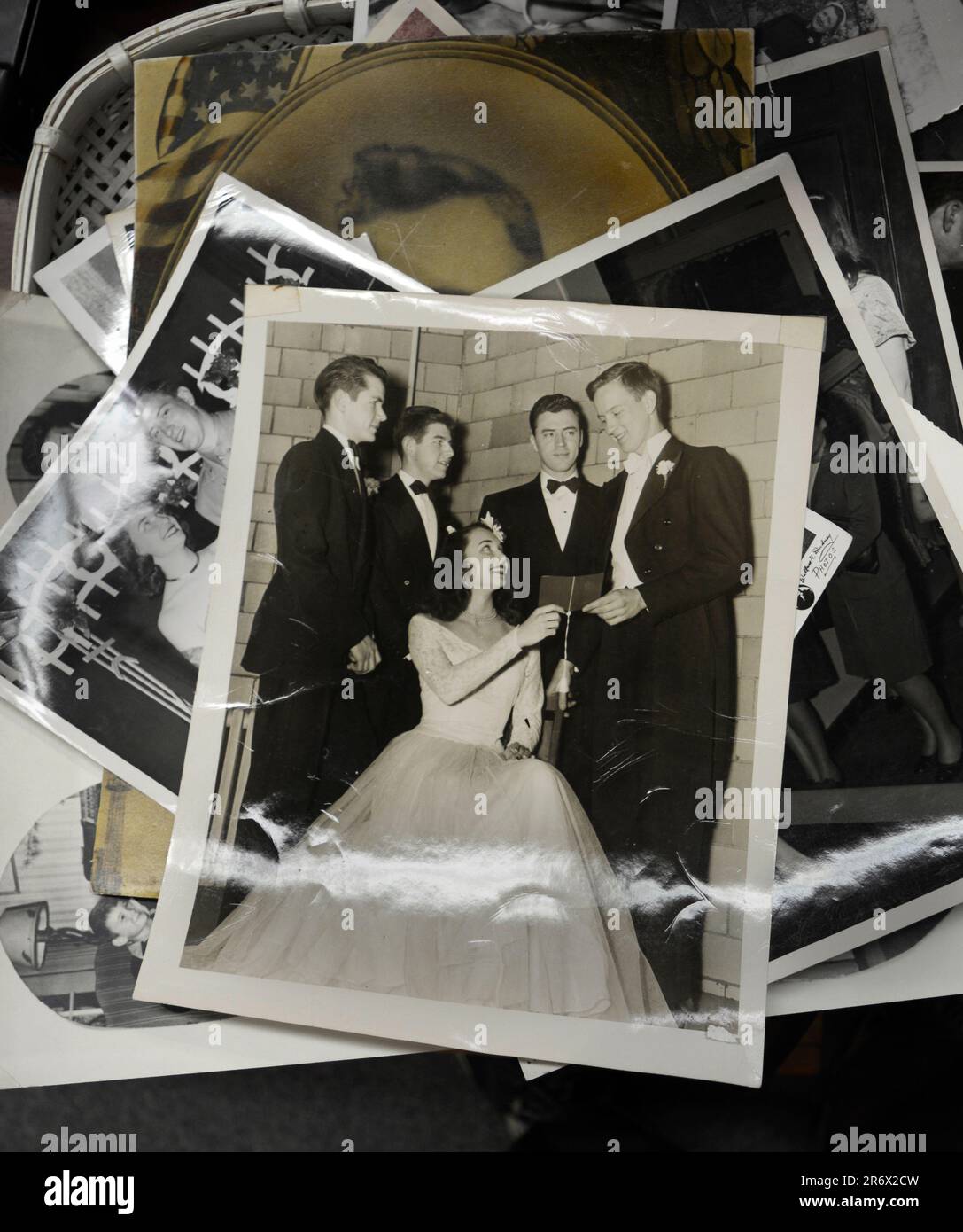 Une sélection de photographies d'époque des 1950s et 1960s à vendre dans un magasin d'antiquités de Bristol, Virginie USA Banque D'Images