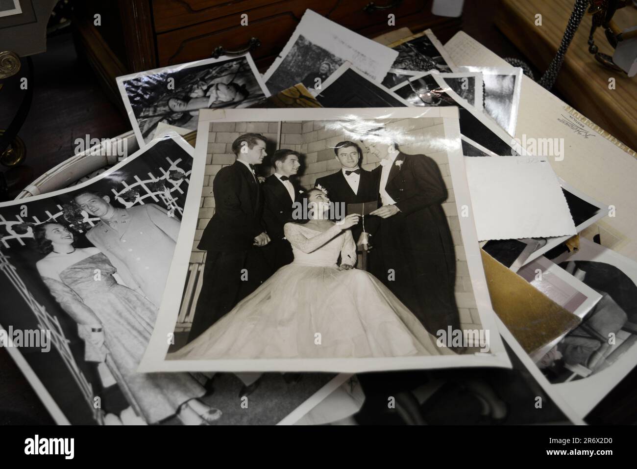 Une sélection de photographies d'époque des 1950s et 1960s à vendre dans un magasin d'antiquités de Bristol, Virginie USA Banque D'Images