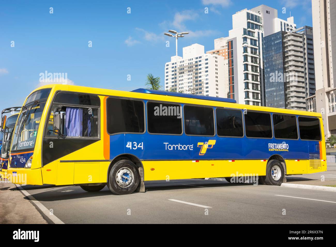 Voiture de bus Caio Millennium II Mercedes-Benz O-500m 2005 exposée au spectacle bus Brasil Fest 2022, tenu dans la ville de Barueri, Brésil. Banque D'Images