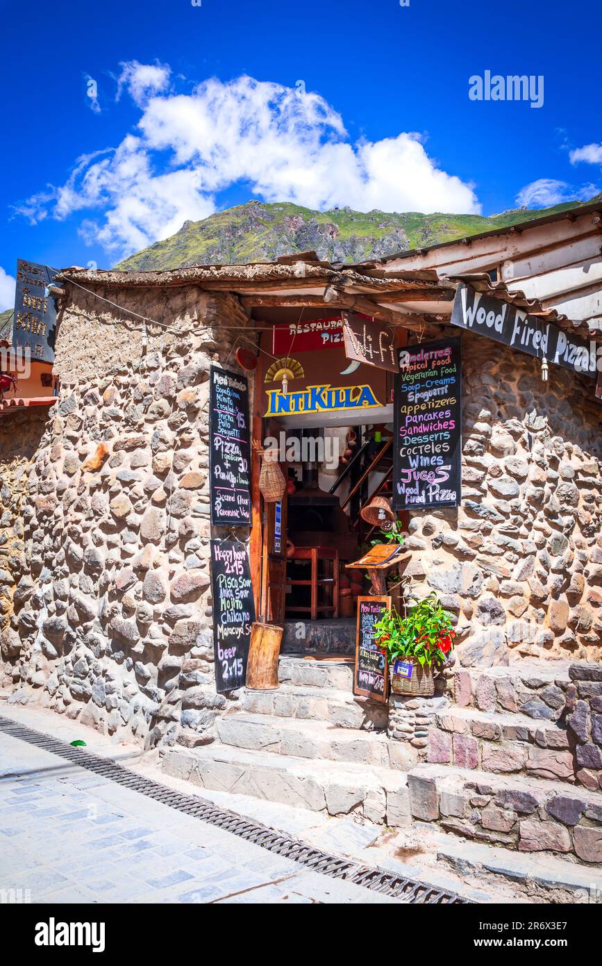Ollantaytambo, Pérou - avril 2017. Restaurant local dans l'ancien village, entrée aux ruines et terrasses de l'Inca, Vallée Sacrée. Banque D'Images