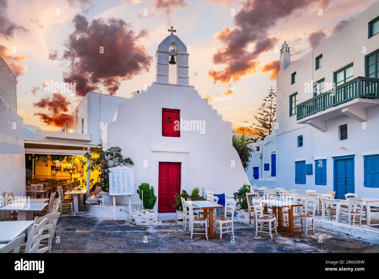 Mykonos, Grèce. Vue sur la rue blanchie à la chaux et l'église dans la belle ville de Mikonos, les îles grecques des Cyclades. Banque D'Images Mykonos, Grèce. Vue sur la rue blanchie à la chaux et l'église dans la belle ville de Mikonos, les îles grecques des Cyclades. Banque D'Images