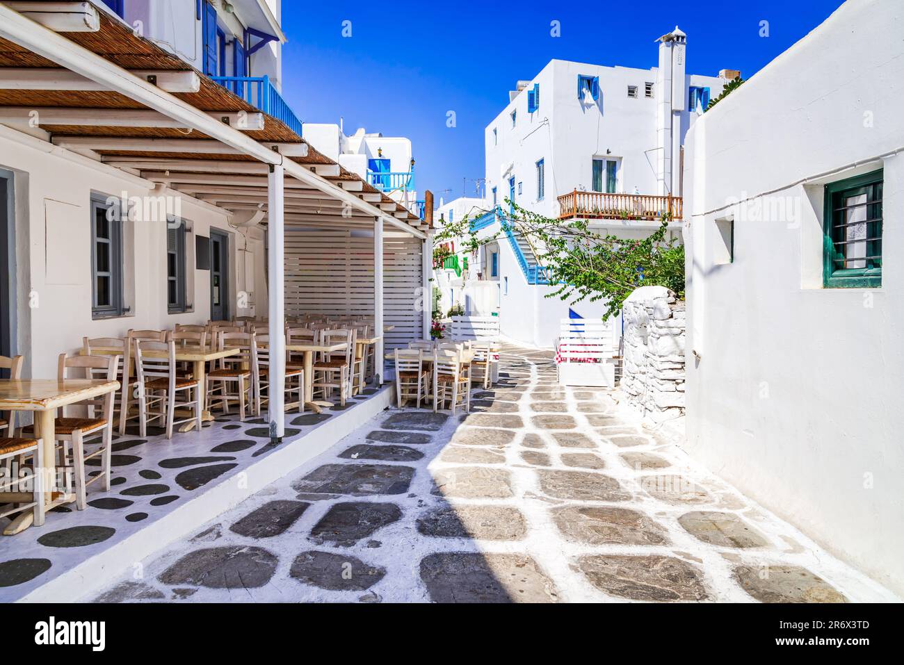 Mykonos, Grèce. Allée blanchie à la chaux dans la vieille ville de Little Venice, les îles grecques des Cyclades. Banque D'Images