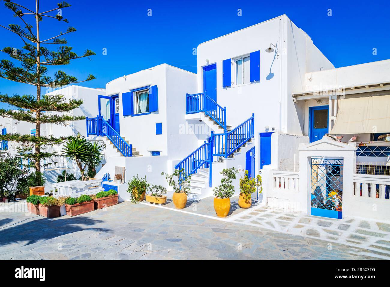 Mykonos, Grèce. Allée blanchie à la chaux dans la vieille ville de Little Venice, les îles grecques des Cyclades. Banque D'Images