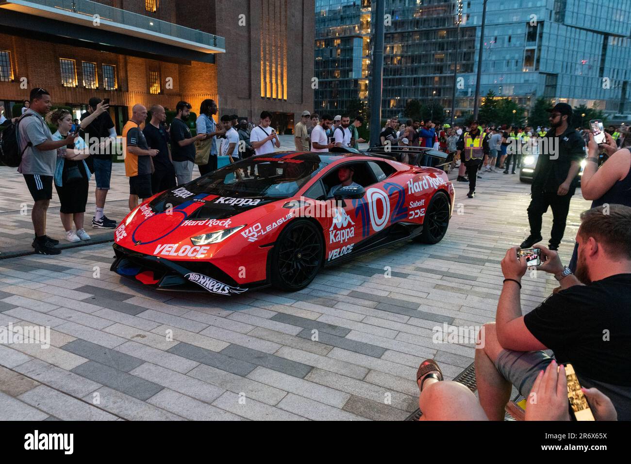 Battersea, Londres, Royaume-Uni. 11th juin 2023. Baptisé d'après le film The Gumball Rally de 1976, le Gumball 3000 est un rallye automobile annuel de 3 000 km de célébrités internationales, qui se déroule sur les routes publiques du monde entier. En 2023, la route traverse l'Europe de l'Écosse au Monténégro avec des arrêts à divers endroits de la ville, y compris autour de la nouvelle station électrique Battersea, Londres. L'événement attire une énorme foule de spectateurs « à tête de pétrole ». En raison du début à 6pm, les voitures ont été retardées, ce qui les a arrivées au crépuscule et dans la nuit, en remaniant leurs moteurs puissants. Banque D'Images