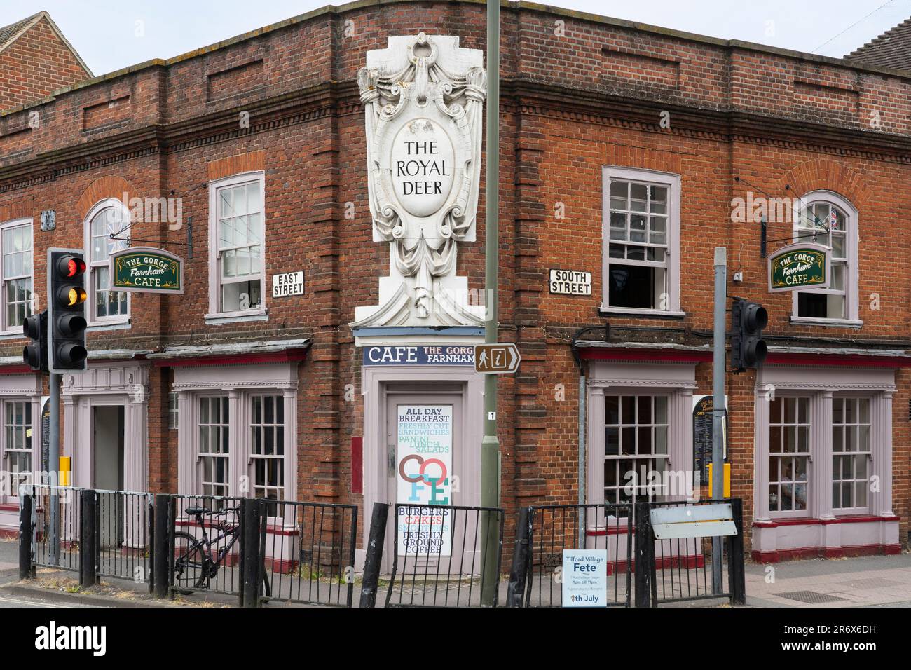 Le Royal Deer était autrefois un pub à l'angle de South et East Street à Farnham, qui a fermé à la fin de 1980s. C'est actuellement un café. Angleterre Banque D'Images