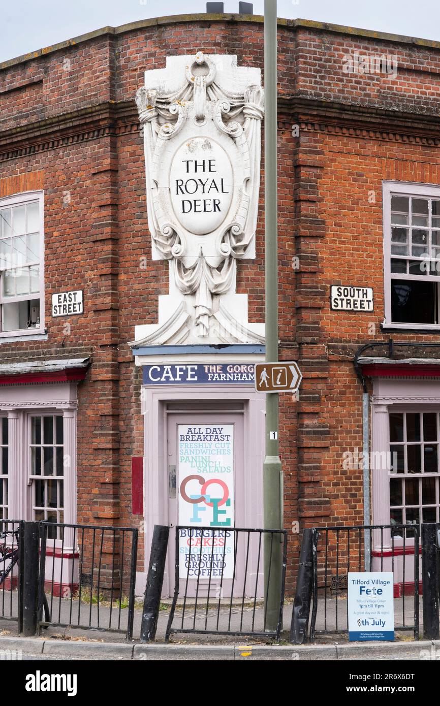 Le Royal Deer était autrefois un pub à l'angle de South et East Street à Farnham, qui a fermé à la fin de 1980s. C'est actuellement un café. Angleterre Banque D'Images