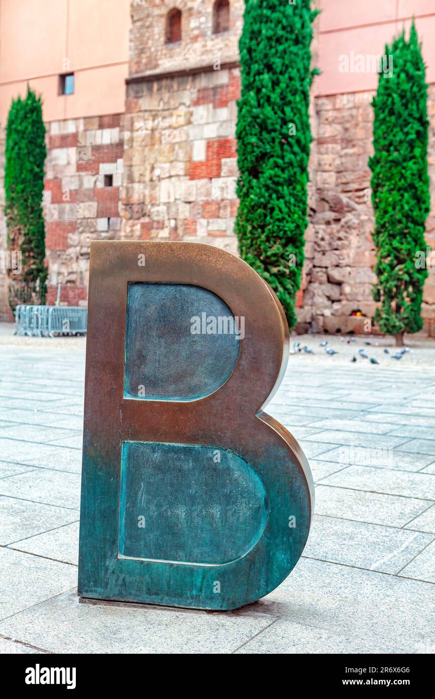 Grande lettre B en bronze dans les rues de Barcelone . Symbole en trois dimensions de la lettre B de Barcelone Banque D'Images