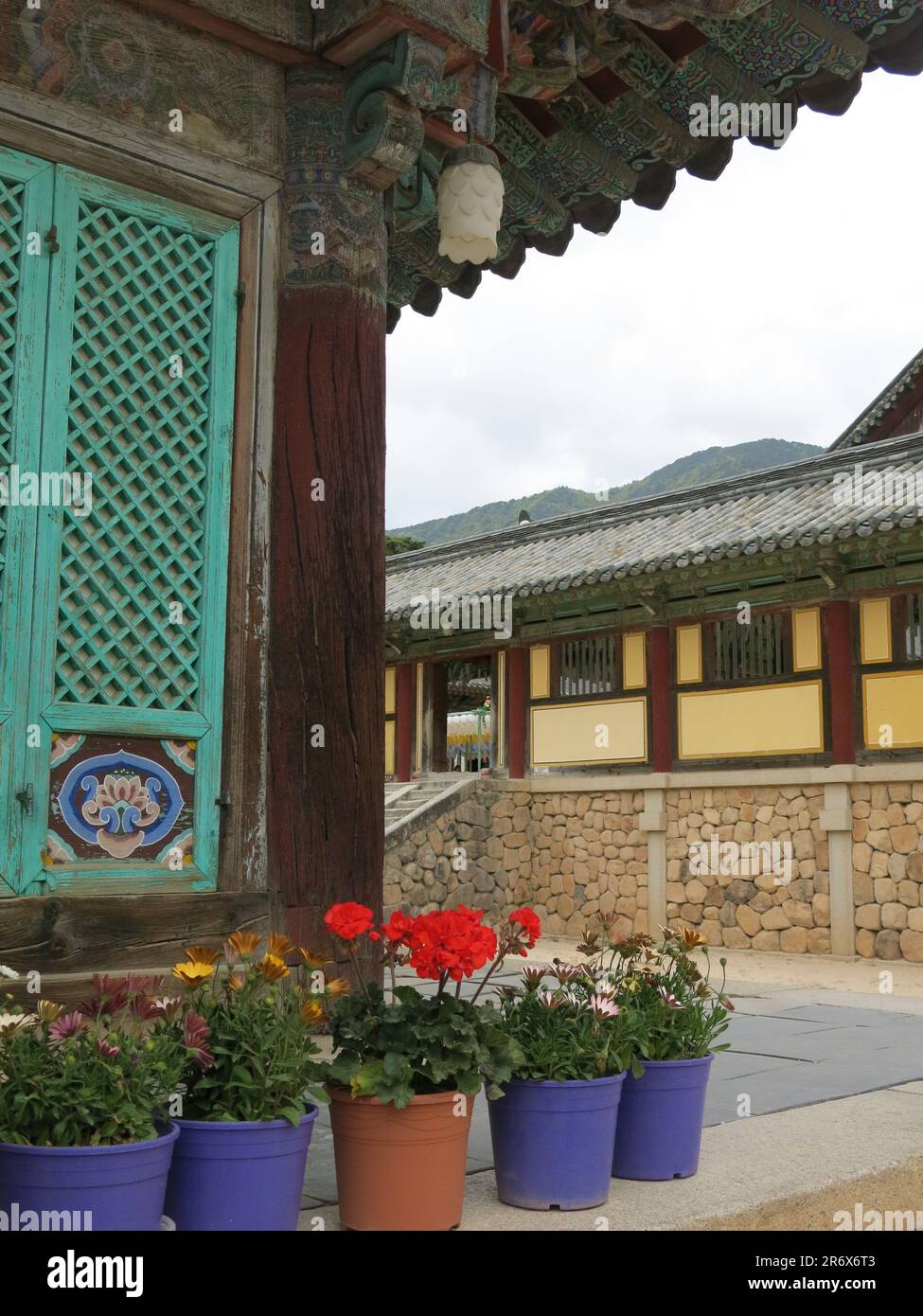 Vue sur les bâtiments en bois du temple bouddhiste de Bulguksa, l'une des principales destinations touristiques de Corée et un important site culturel et patrimonial. Banque D'Images