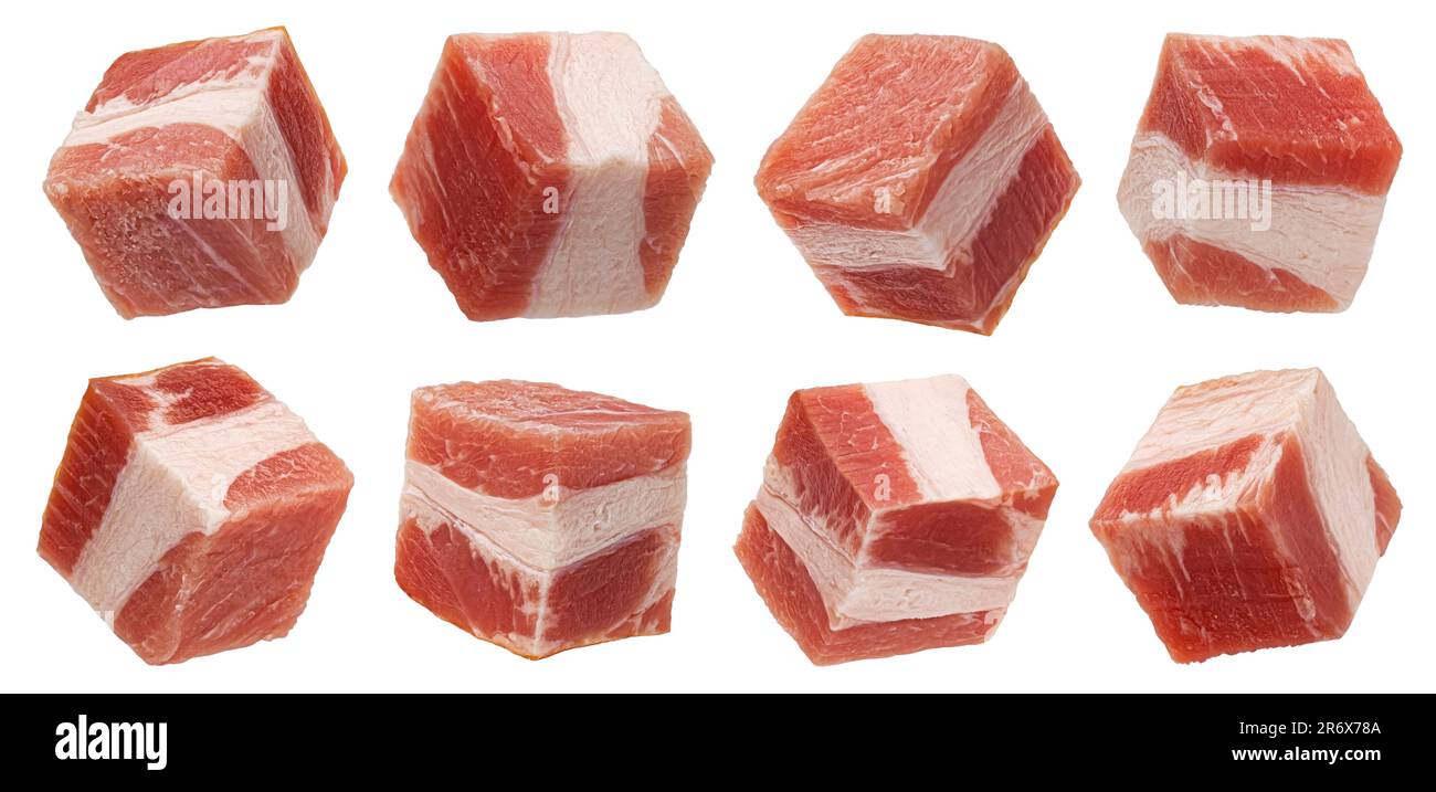 Pancetta italienne, cubes de bacon isolés sur fond blanc Banque D'Images