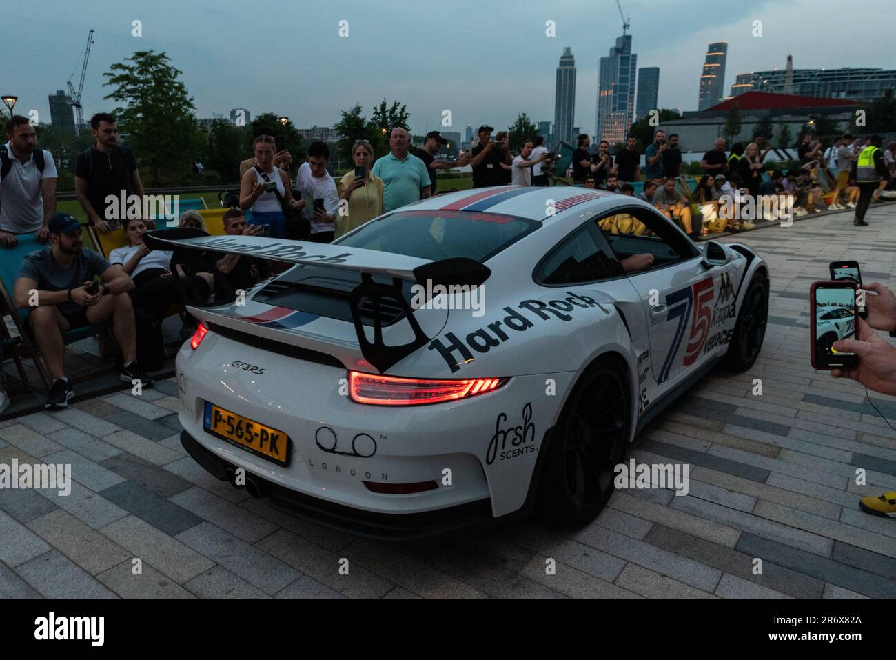 Battersea, Londres, Royaume-Uni. 11th juin 2023. Baptisé d'après le film The Gumball Rally de 1976, le Gumball 3000 est un rallye automobile annuel de 3 000 km de célébrités internationales, qui se déroule sur les routes publiques du monde entier. En 2023, la route traverse l'Europe de l'Écosse au Monténégro avec des arrêts à divers endroits de la ville, y compris autour de la nouvelle station électrique Battersea, Londres. L'événement attire une énorme foule de spectateurs « à tête de pétrole ». En raison du début à 6pm, les voitures ont été retardées, ce qui les a arrivées au crépuscule et dans la nuit, en remaniant leurs moteurs puissants. Porsche 911 GT3 RS Banque D'Images