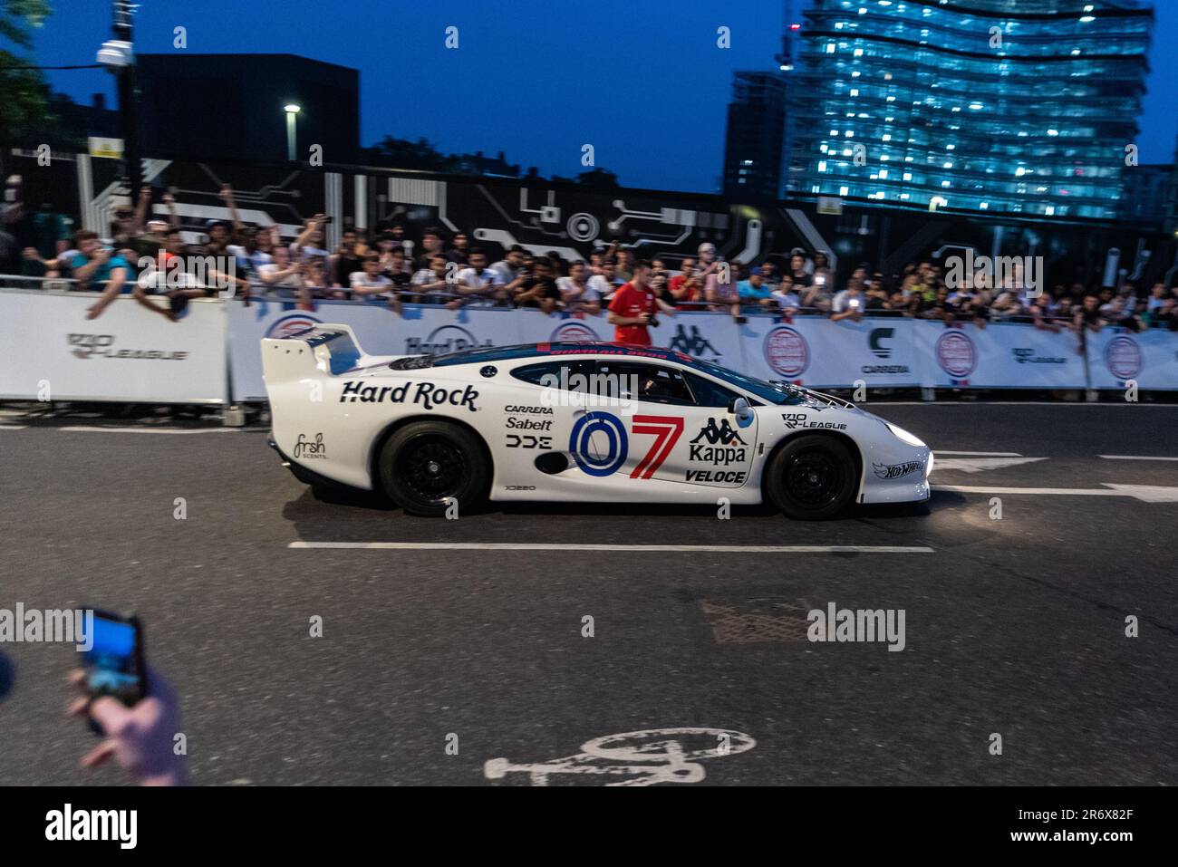 Battersea, Londres, Royaume-Uni. 11th juin 2023. Baptisé d'après le film The Gumball Rally de 1976, le Gumball 3000 est un rallye automobile annuel de 3 000 km de célébrités internationales, qui se déroule sur les routes publiques du monde entier. En 2023, la route traverse l'Europe de l'Écosse au Monténégro avec des arrêts à divers endroits de la ville, y compris autour de la nouvelle station électrique Battersea, Londres. L'événement attire une énorme foule de spectateurs « à tête de pétrole ». En raison du début à 6pm, les voitures ont été retardées, ce qui les a arrivées au crépuscule et dans la nuit, en remaniant leurs moteurs puissants. Banque D'Images