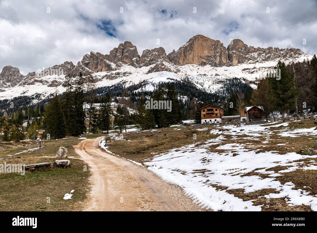 Le parc naturel Sciliar-Rosengarten a été fondé en 1974 et est donc le plus ancien parc naturel du Tyrol du Sud. Banque D'Images