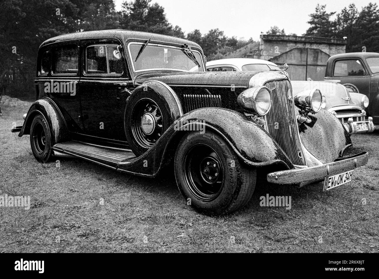 FINOWFURT, ALLEMAGNE - 06 MAI 2023 : la voiture pleine grandeur Plymouth de Luxe en gouttes de pluie, 1934. Noir et blanc. Fête de la course 2023. Ouverture de saison. Banque D'Images