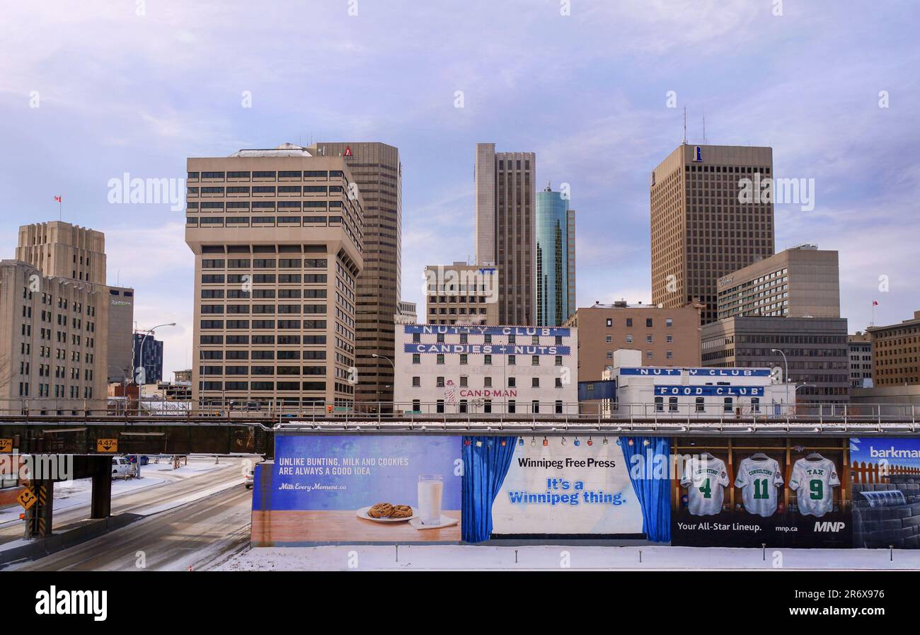 Winnipeg, Manitoba, Canada - 11 18 2014 : vue d'hiver sur le centre-ville de Winnipeg depuis l'avenue Pioneer avec des édifices modernes en hauteur qui surpassent l'historique Banque D'Images