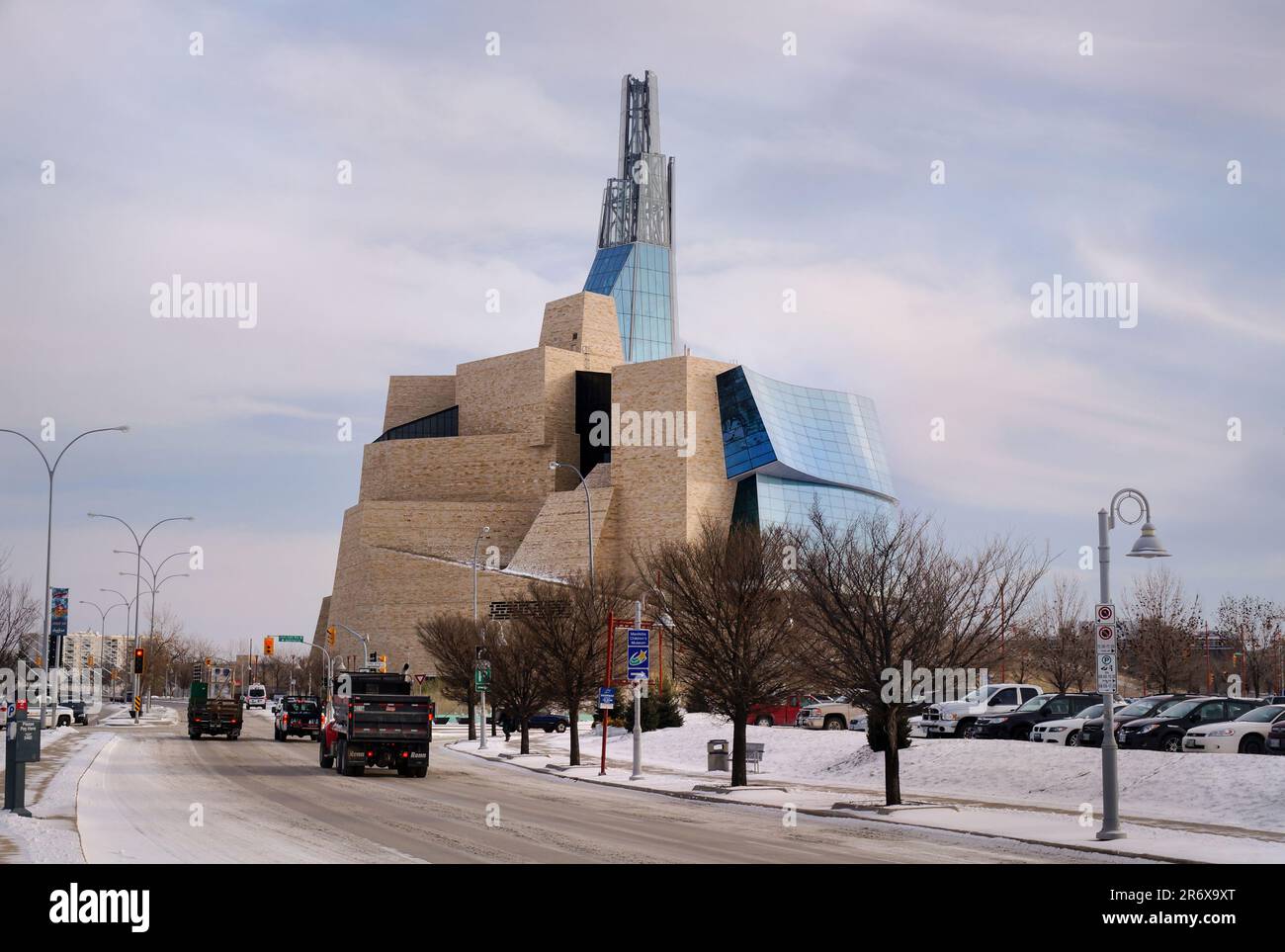 Winnipeg, Manitoba, Canada - 11 18 2014 : vue d'hiver sur le Musée canadien des droits de la personne d'Israël Asper Way. La CMHR est un musée national de Winnipeg Banque D'Images