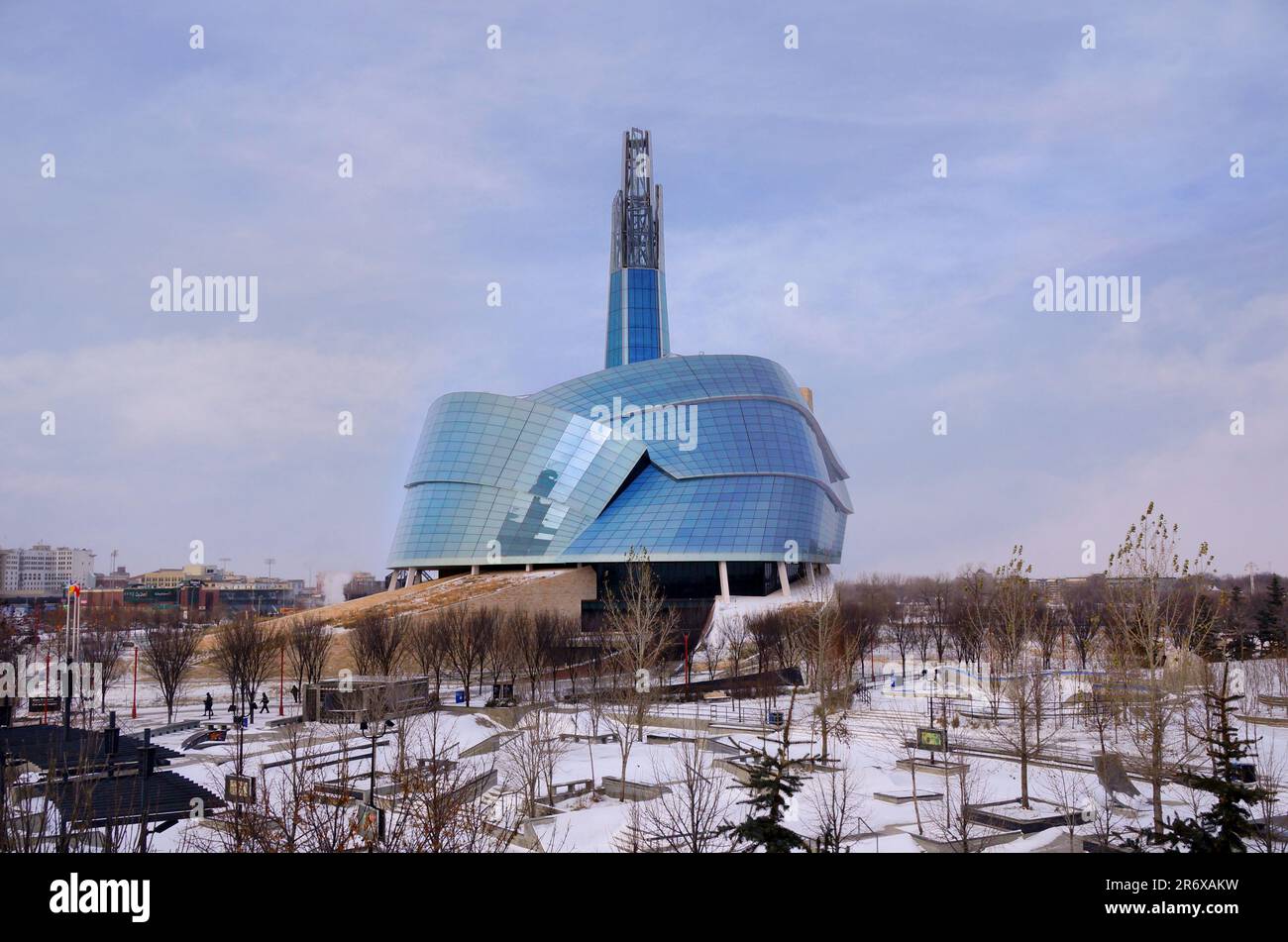 WINNIPEG, CANADA - 2014-11-18: Vue d'hiver sur le Musée canadien des droits de la personne. Le MCDP est un musée national situé à Winnipeg, au Manitoba, à proximité Banque D'Images