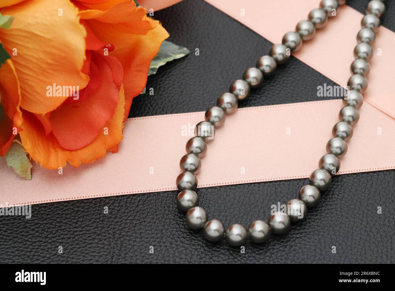 Élégant collier en perles noires sur fond noir Banque D'Images