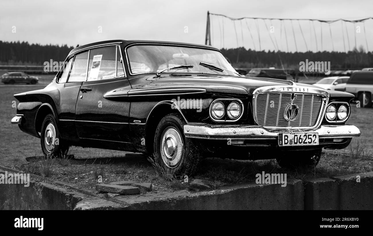 FINOWFURT, ALLEMAGNE - 06 MAI 2023 : la voiture compacte Plymouth Valiant, 1962. Noir et blanc. Fête de la course 2023. Ouverture de saison. Banque D'Images