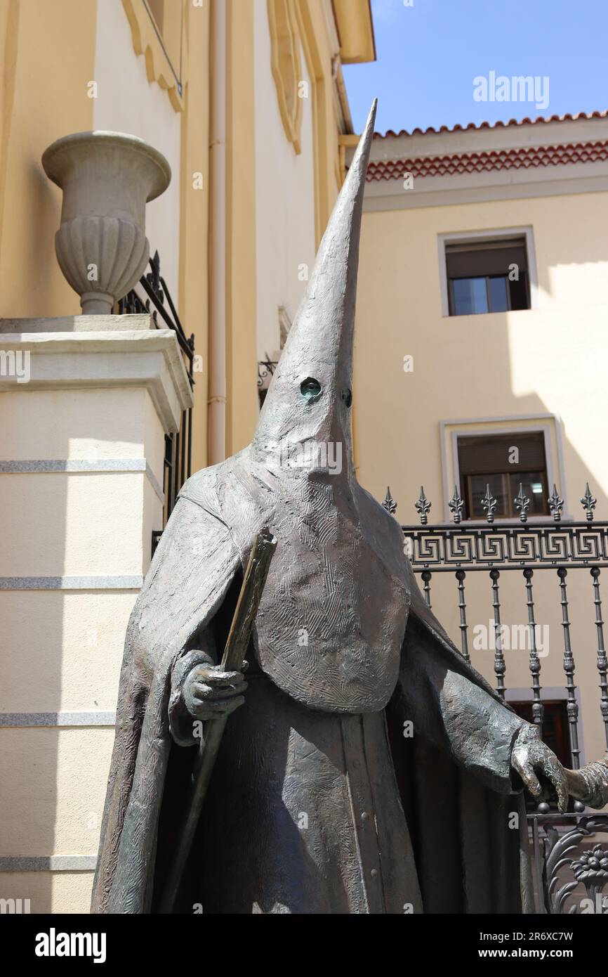 Statue d’un homme vêtu d’un penitent à capuchon tenant la main de son petit fils représentant un monument de la semaine Sainte de Pâques à Ceuta, Espagne, le 2023 avril. Banque D'Images