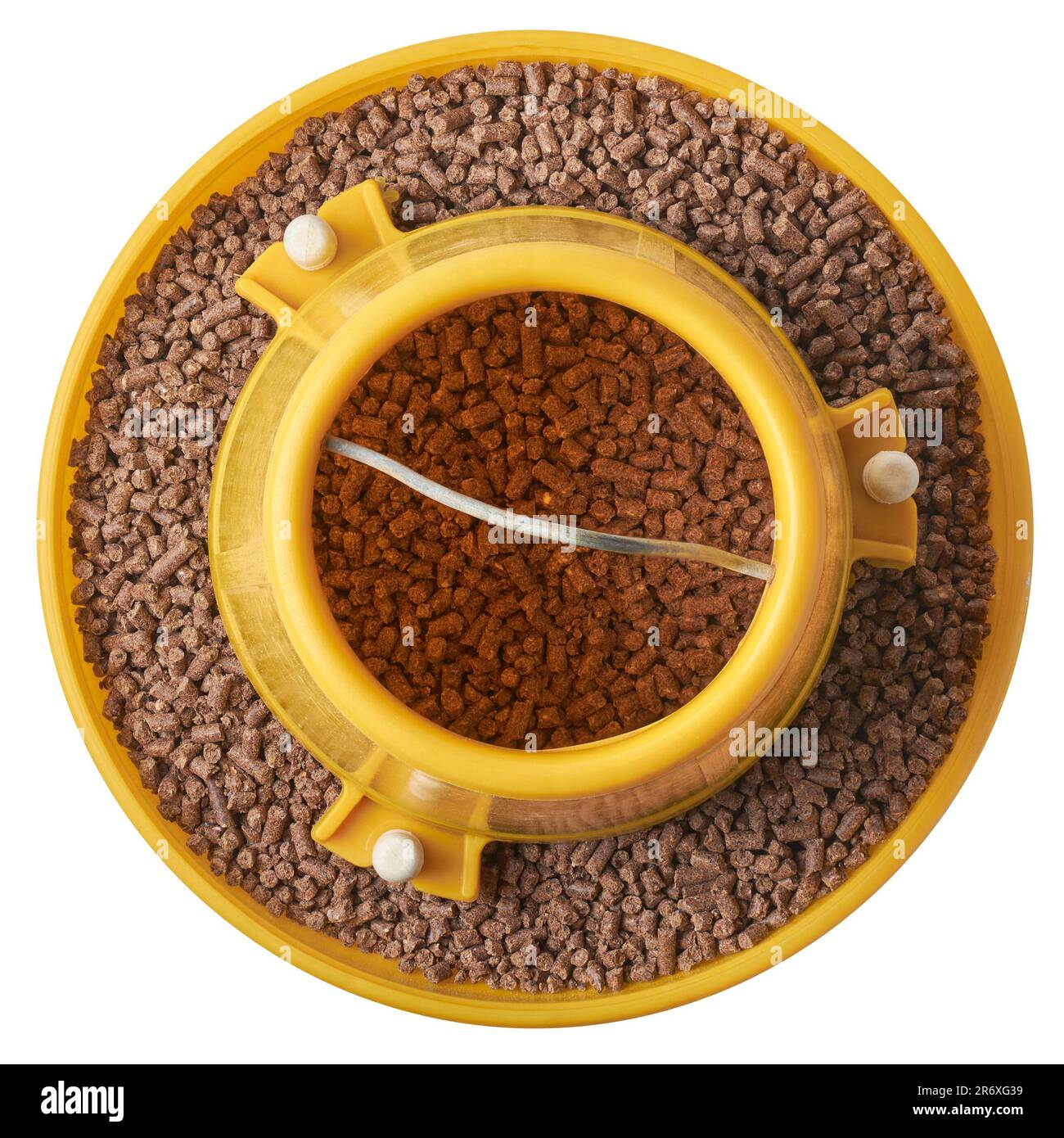 vue de dessus du mangeoire à volaille avec pellets d'alimentation de poulet, mangeoire suspendue en plastique qui maintient les poulets nourris et conserve la nourriture, facile à nettoyer et visible alimentation Banque D'Images