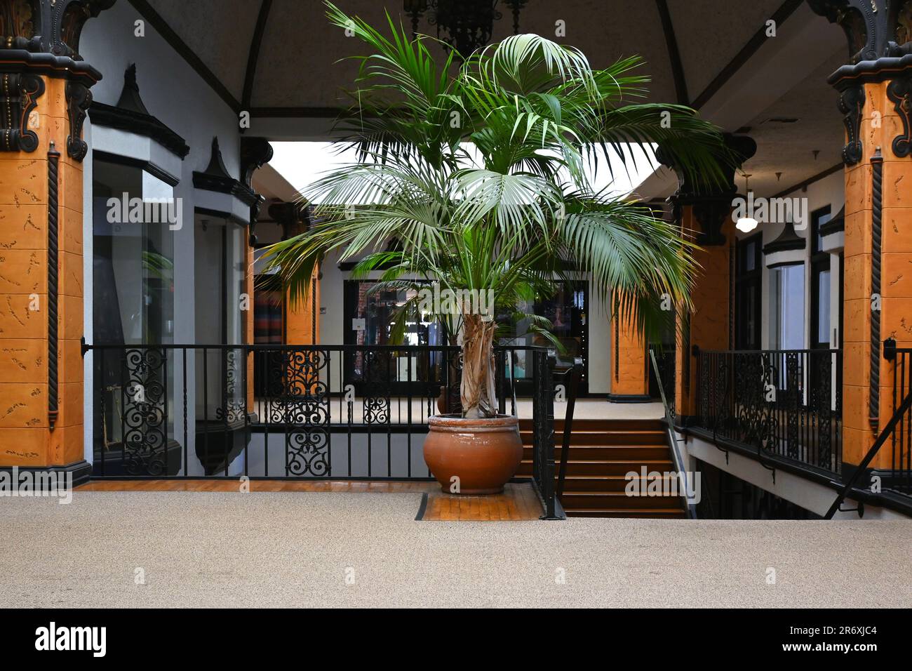 SANTA ANA, CALIFORNIE - 6 JUIN 2023 : intérieur de 2nd étages du bâtiment Santora dans le quartier des artistes du centre-ville de Santa Ana. Banque D'Images