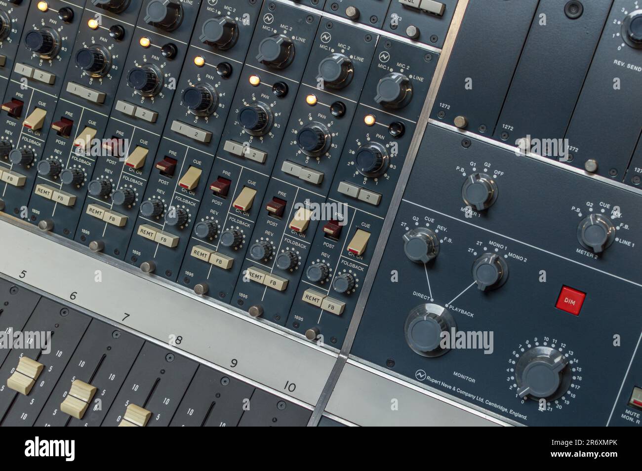 Modules Vintage Neve 1073 et 1895 dans un pupitre de mixage analogique BCM10 Banque D'Images
