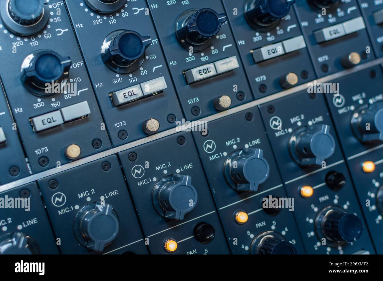 Modules Vintage Neve 1073 et 1895 dans un pupitre de mixage analogique BCM10 Banque D'Images