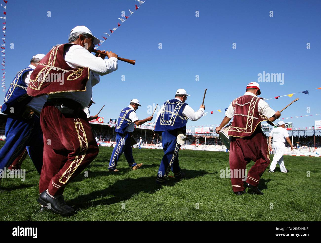 Des musiciens vêtus d'uniformes colorés se produisent sur l'arène au Elmali Turque Oil Wrestling Festival à Turkiye. Banque D'Images