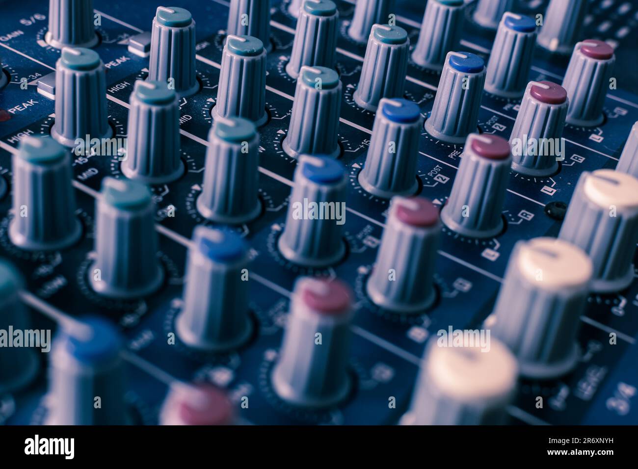 Un gros plan d'une petite console de mixage audio analogique. Banque D'Images