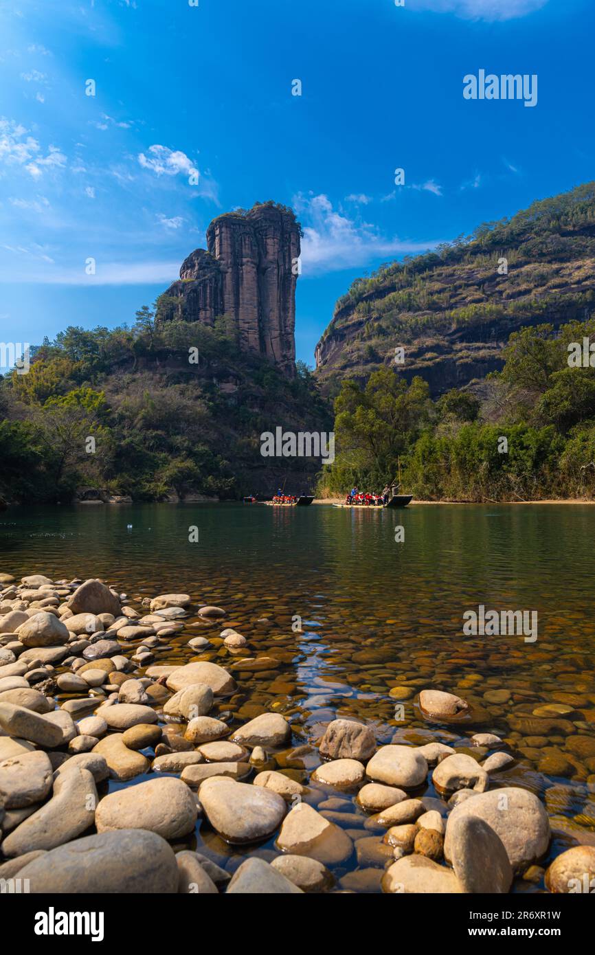 Une rive rocheuse sur la rivière Nine Bend ou Jiuxi à Wuyishan ou la région pittoresque du mont wuyi à Wuyi en Chine dans la province de fujian. Ciel bleu profond, image verticale Banque D'Images