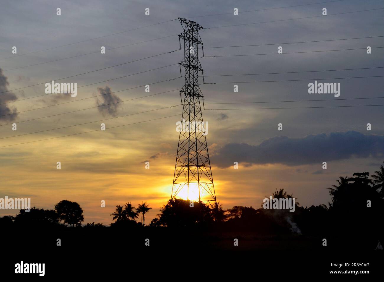 silhouette de tour électrique en soirée Banque D'Images