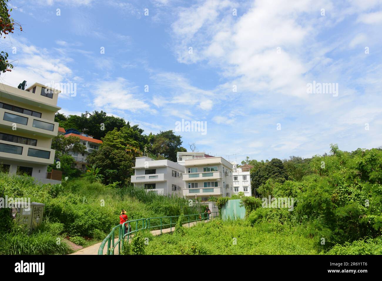 De nouveaux bâtiments qui changent la ligne d'horizon du village de Yung Shue long, sur l'île de Lamma, à Hong Kong. Banque D'Images De nouveaux bâtiments qui changent la ligne d'horizon du village de Yung Shue long, sur l'île de Lamma, à Hong Kong. Banque D'Images