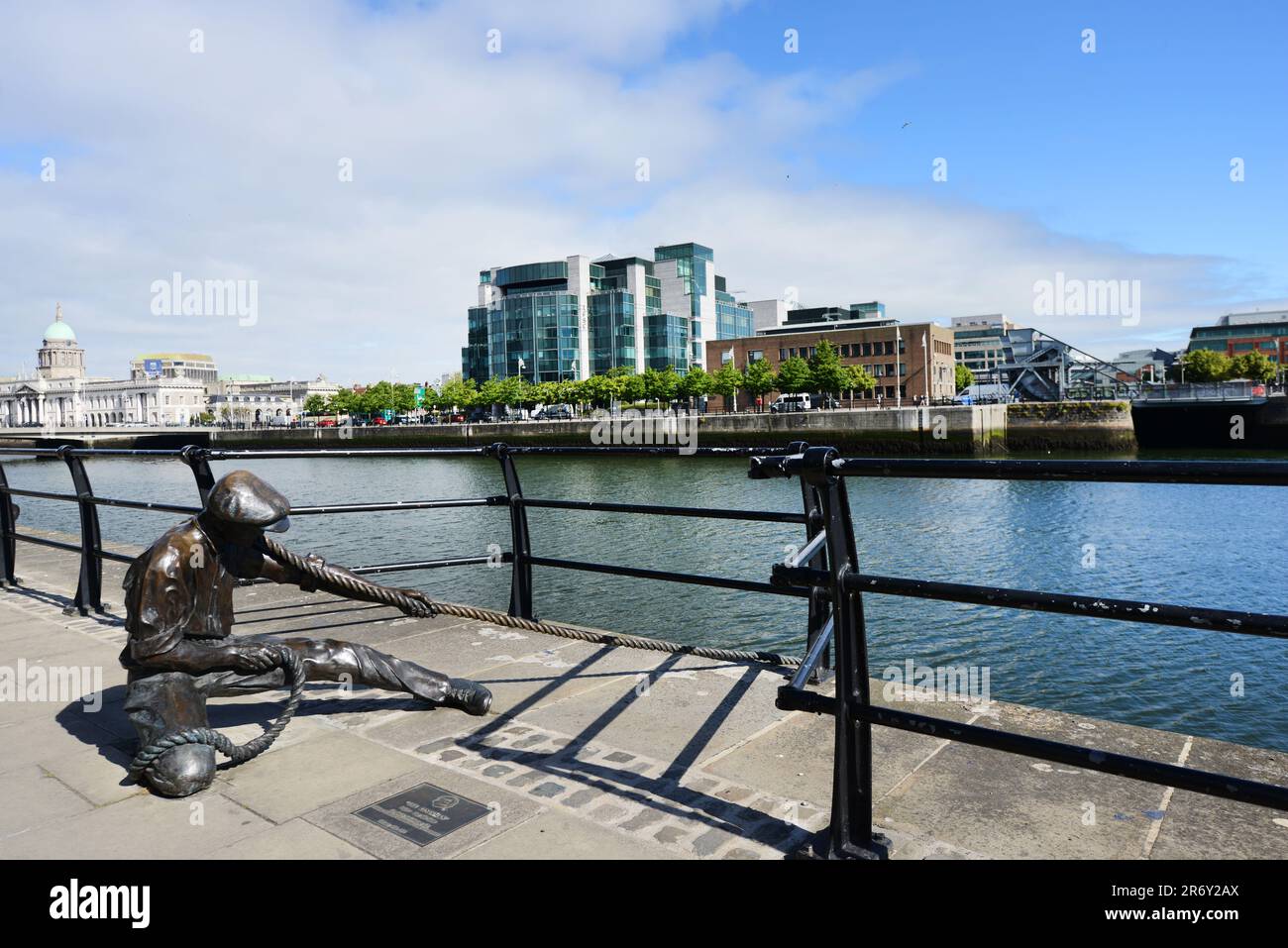 La sculpture de Linesman au bord de la rivière Liffey, City Quay, Dublin, Irlande. Banque D'Images