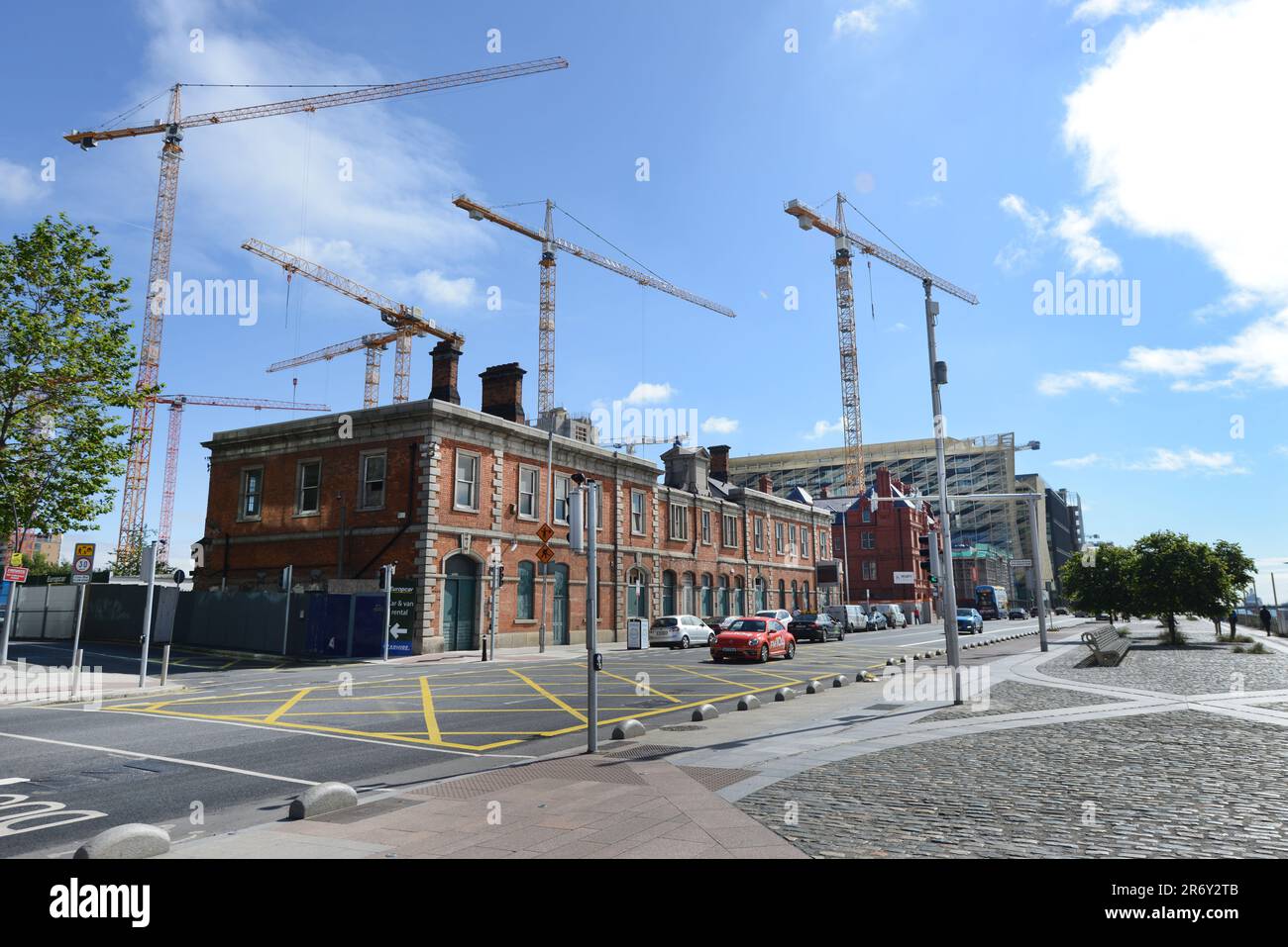 Des projets de construction aux Docklands dans lesquels l'ancien bâtiment est conservé et de nouvelles sections modernes sont construites autour d'eux. Dublin, Irlande. Banque D'Images
